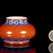 Tintero de porcelana esmaltada en azul y rojo, con marca Yongzhen