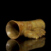 Copa de jade amarillo tallado 