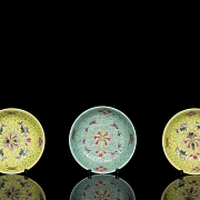 Tres platos de porcelana esmaltada