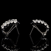 Par de pendientes en oro blanco de 18k y diamantes