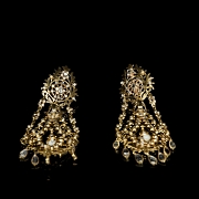 Earrings in 18k yellow gold with crystal stones