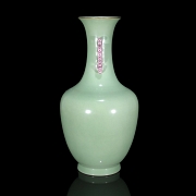 Jarrón de porcelana con esmalte celadón, dinastía Qing