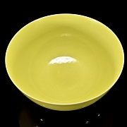 Gran cuenco de porcelana con esmalte amarillo, con marca Qianlong