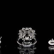 Conjunto en oro blanco de 18K con zafiros y diamantes