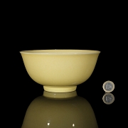 Taza de porcelana con esmalte amarillo, dinastía Ming