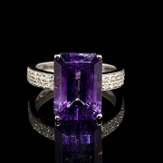 Anillo de oro blanco de 18k con amatista y diamantes