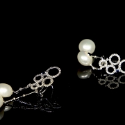Pendientes en oro blanco de 18k con diamantes y perlas