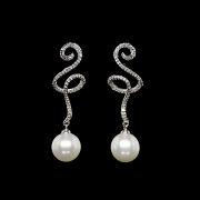 Pendientes con perla y diamantes en oro blanco de 18K