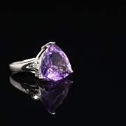 Ring with amethyst and diamonds in 18k white gold.