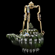 Tetera de jade espinaca y soporte cloisonné, con sello Qianlong