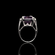 Anillo en oro blanco de 18 kt con una amatista y diamantes