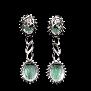 Pareja de pendientes con diamantes y esmeraldas, en oro blanco 18K