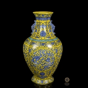Jarrón de porcelana en azul y amarillo 