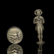 两只浮雕银质药盒，20世纪