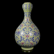 Jarrón de porcelana con esmalte familia rosa 