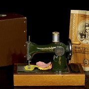Máquina de coser de juguete soviética ZŠM Orsha, ca. 1950-1960
