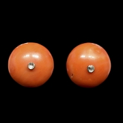 Pendientes de oro amarillo con coral y diamantes