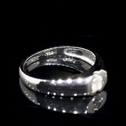 Solitario de oro blanco de 18K con diamante