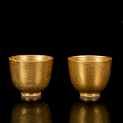 Pair of gold-coloured porcelain cups, marked Kangxi
