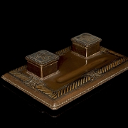 Escribanía de cuero repujado, pps. s.XX