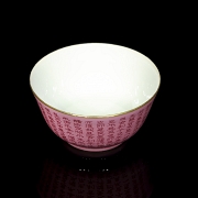 Taza de porcelana con esmalte rosa 