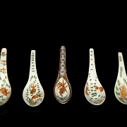 Conjunto de cinco cucharas de porcelana esmaltada, s.XIX - XX