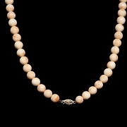 Collar de coral piel de angel con cierre de oro amarillo