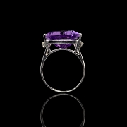 Anillo en oro blanco de 18 kt con amatista y diamantes