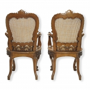 两把路易十五风格的藤编扶手椅，19世纪