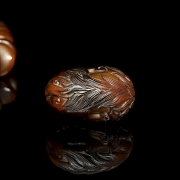 Conjunto de collar y figura de asta tallada, s.XX