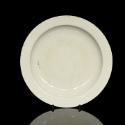 Plato de cerámica con vidriado blanco, dinastía Qing