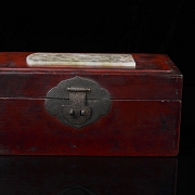 Caja de madera lacada roja y jade