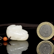 Colgante de jade blanco “Dragón enroscado”, s. XX