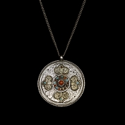 Colgante de plata con incrustaciones, Tíbet, dinastía Qing - 1