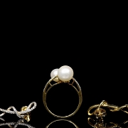 Conjunto de anillo y pendientes de oro amarillo de 18k, perlas y diamantes