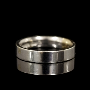 Alianza de oro blanco de 9 kt con diamante