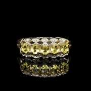 Anillo de oro amarillo de 9 kt con gemas amarillas y diamantes