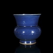 Recipiente de cerámica con esmalte azul, dinastía Ming