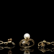 Conjunto de anillo y pendientes de oro amarillo de 18k, perlas y diamantes