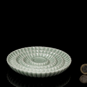 Plato de porcelana con esmalte celadón, con marca Yongzheng
