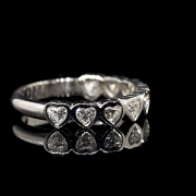 Media alianza de oro blanco de 18K con diamantes en talla corazón, 0.88 ct