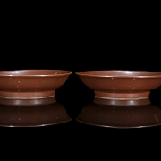 Pareja de platos de porcelana esmaltada, dinastía Ming
