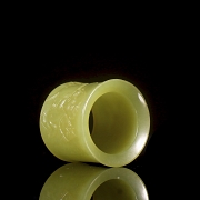 Caja de madera de Zhitang y jade amarillo, con anillo de arquero, dinastía Qing