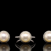 Conjunto en oro blanco de 18K, perlas y diamantes