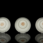 Tres platos de porcelana esmaltada