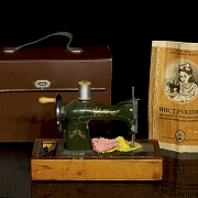 Máquina de coser de juguete soviética ZŠM Orsha, ca. 1950-1960
