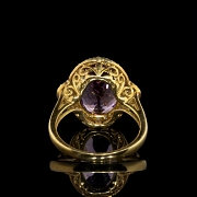 Anillo con amatista y diamantes en oro amarillo de 18K