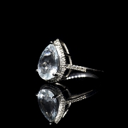 Anillo en oro blanco de 18 kt con aguamarina y diamantes