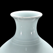 Vasija de porcelana con esmalte celadón, con marca Yongzheng