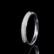 Media alianza de oro blanco de 18K y diamantes